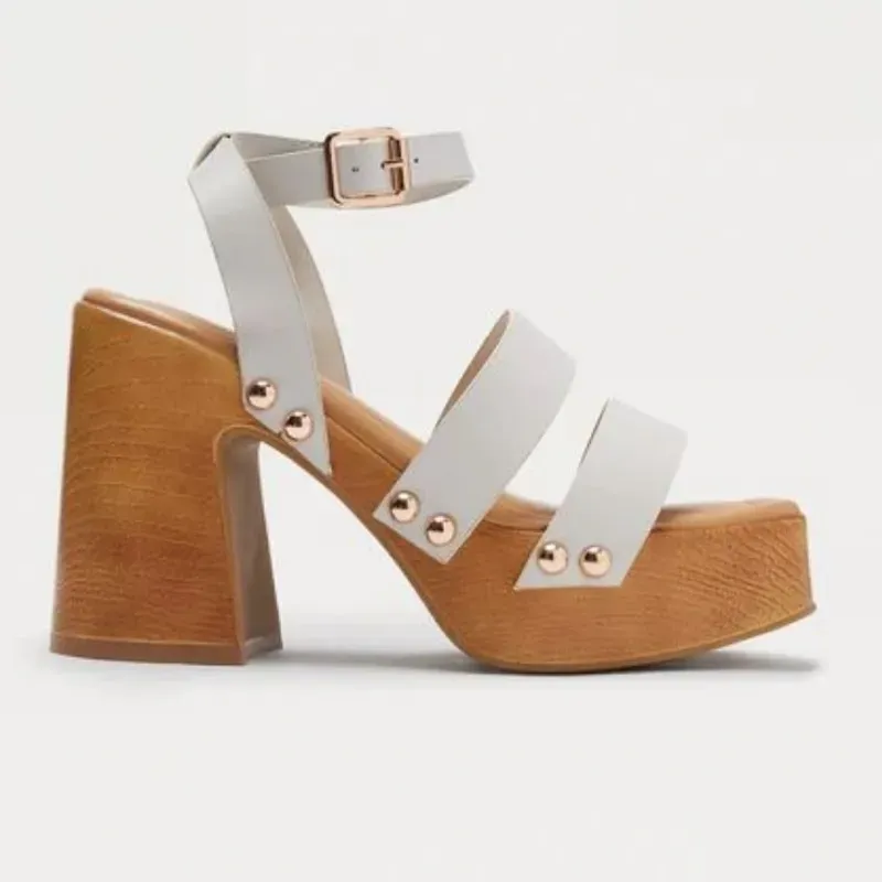 Sandalias blancas de tacón cuadrado