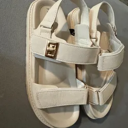 Sandalias colores blancas y carmelitas