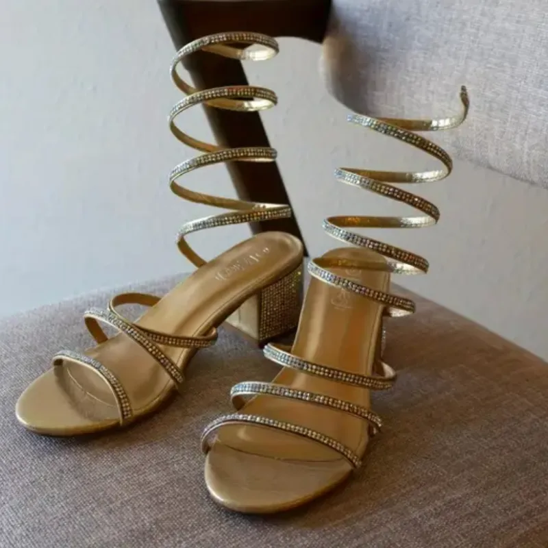 Sandalias de tacón . Doradas y plateadas 