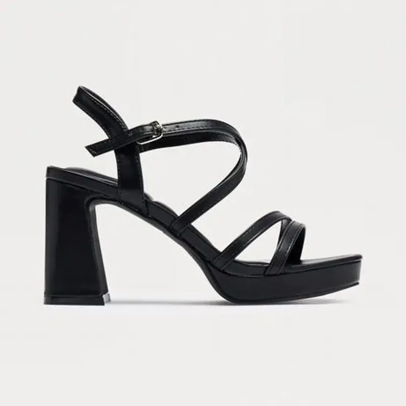 Sandalias negras de tacón cuadrado