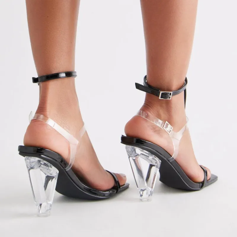 Sandalias negras de tacón cuadrado