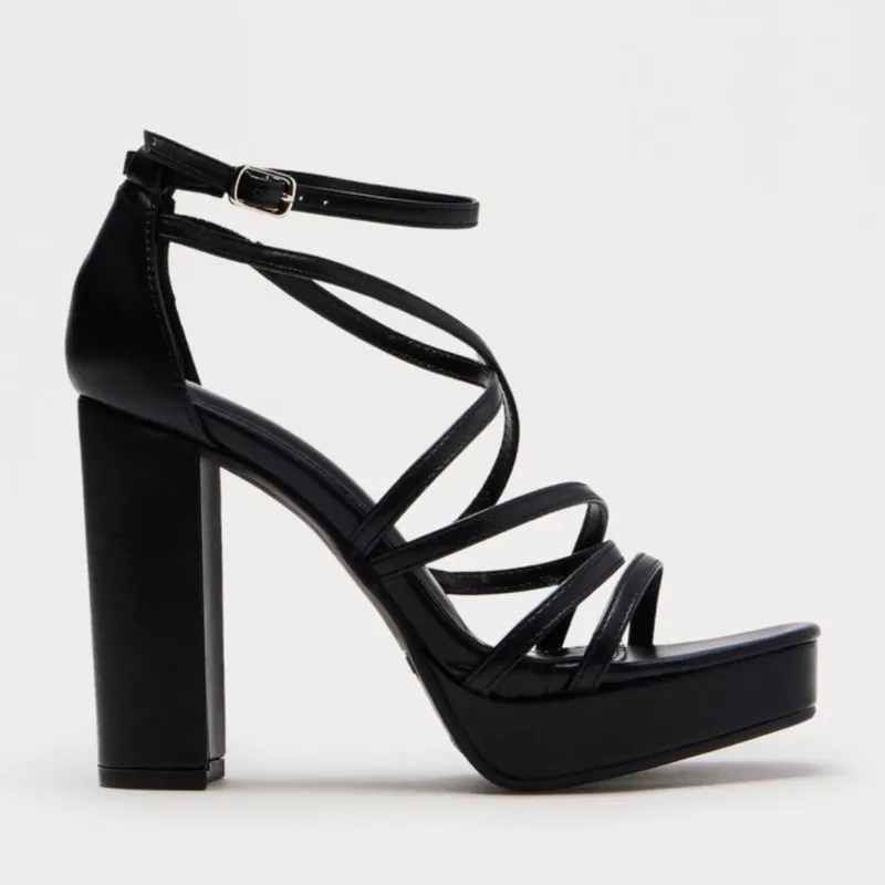 Sandalias negras de tacón cuadrado alto