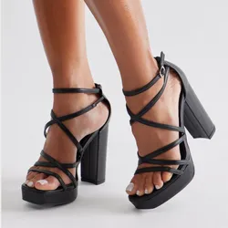 Sandalias negras de tacón cuadrado alto