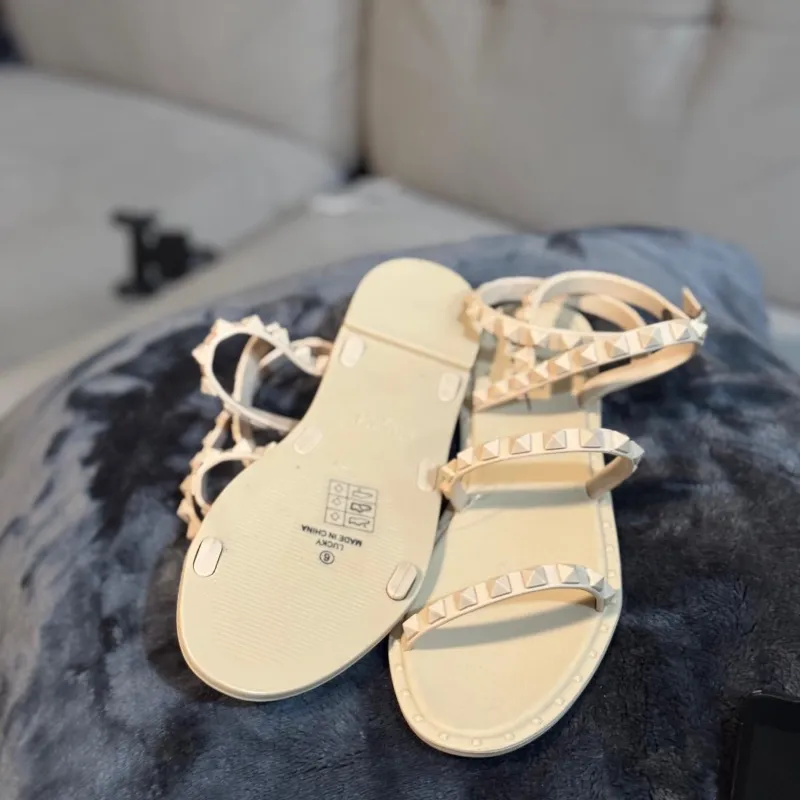 Sandalias planas beige