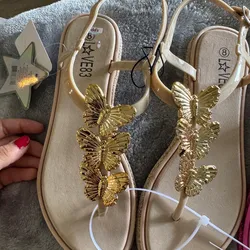 Sandalias planas doradas 