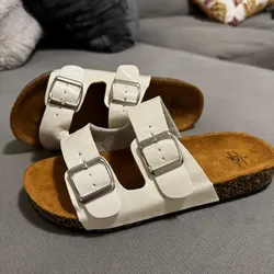 Sandalias prácticas blancas