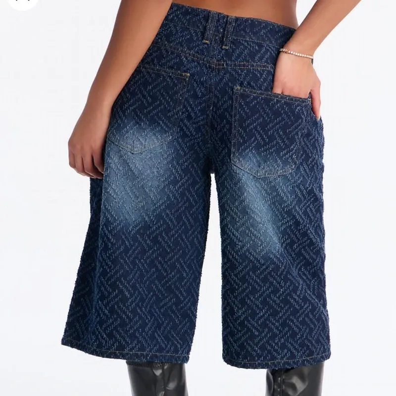Short ancho de mezclilla