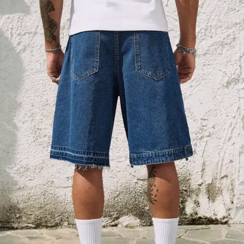 Short con dibujos anime