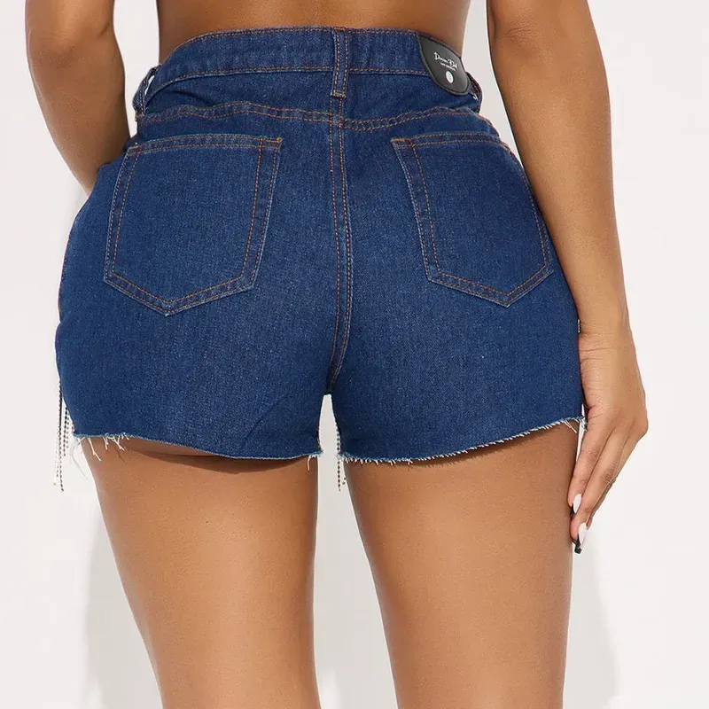 Short denim con colgantes brillantes