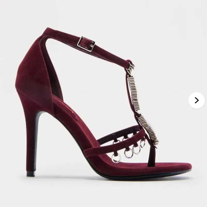 Tacones rojos con detalles plateados