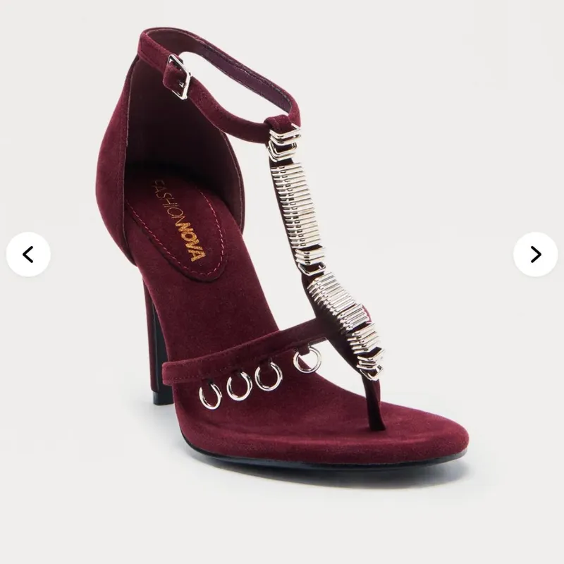 Tacones rojos con detalles plateados