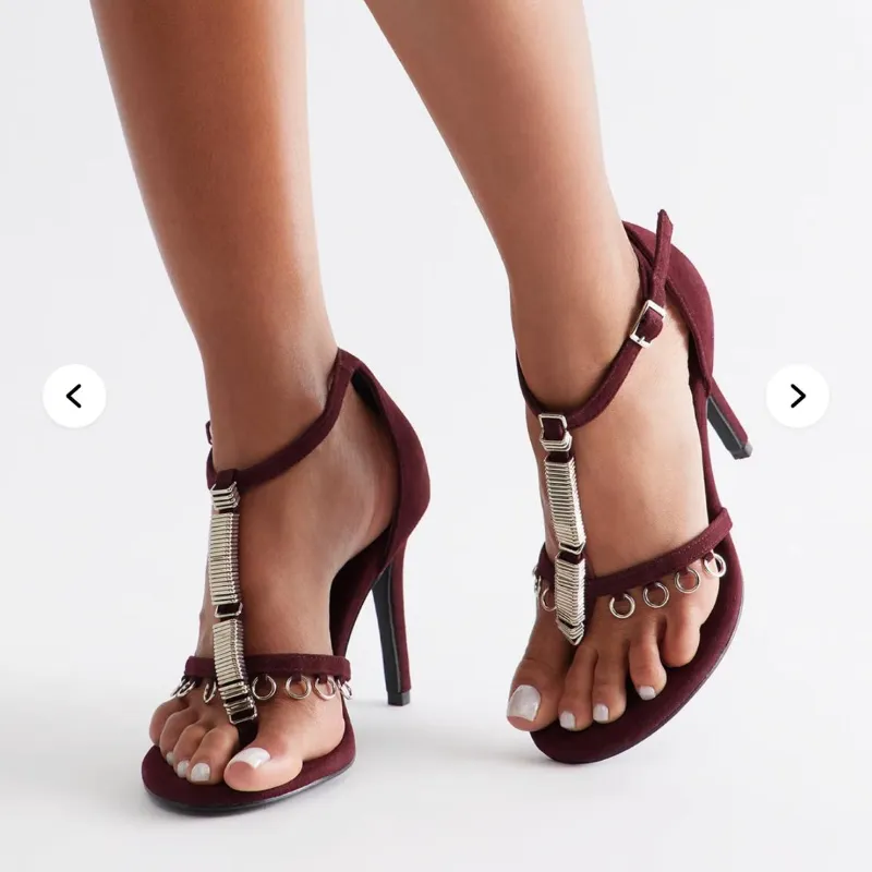 Tacones rojos con detalles plateados