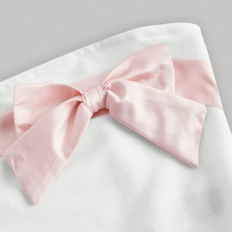 Top blanco con lazo rosa