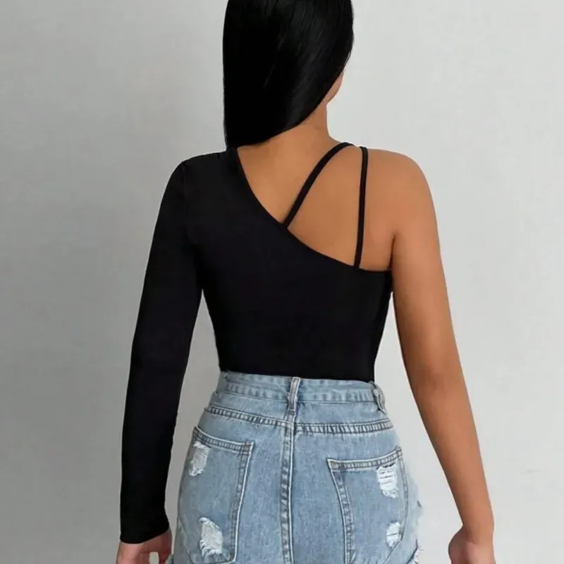 Top Negro de Manga Larga con Escote Asimétrico