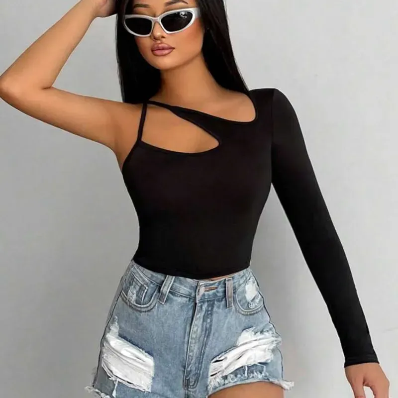 Top Negro de Manga Larga con Escote Asimétrico