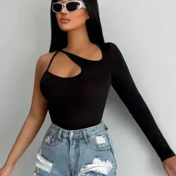 Top Negro de Manga Larga con Escote Asimétrico