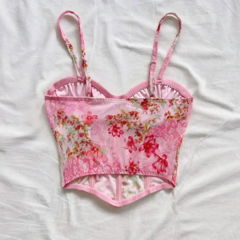 Top rosado con diseño floral