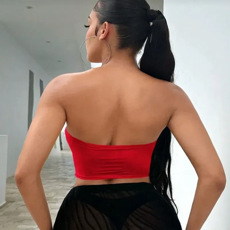 Top strapless rojo de perlas