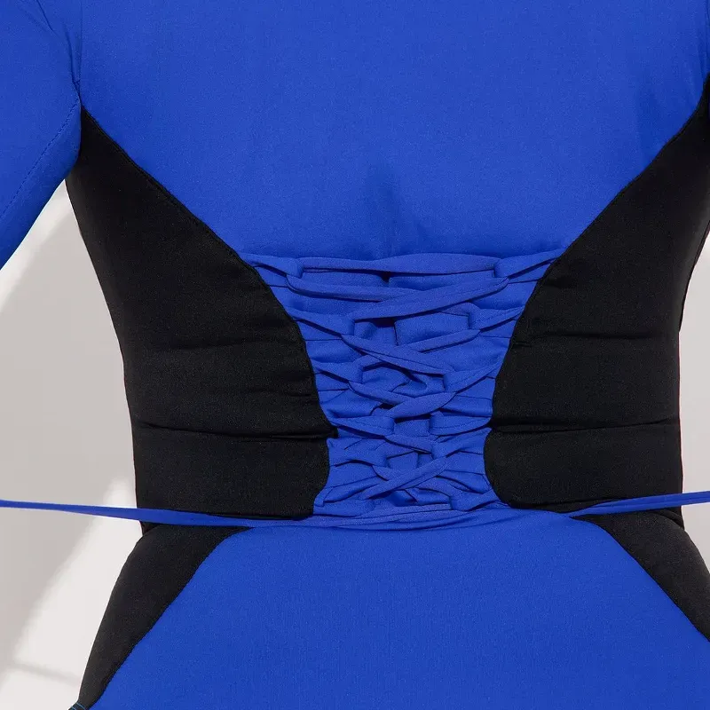 Traje de baño azul con cintas ajustables en la espalda