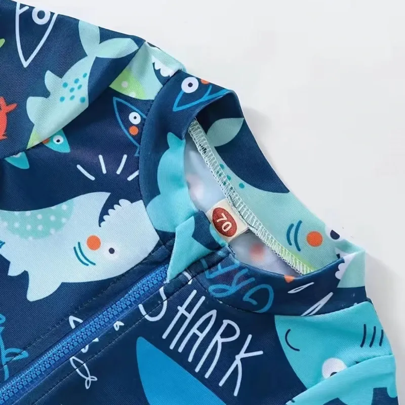 Traje de baño con tiburones
