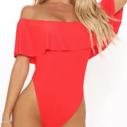 Traje de baño rojo con vuelo