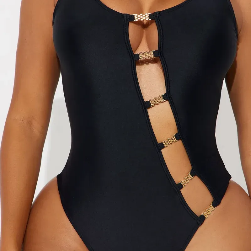 Traje de baño negro con detalles dorados