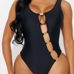 Traje de baño negro con detalles dorados