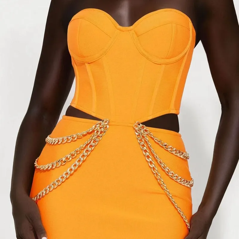 Vestido amarillo con cadenas
