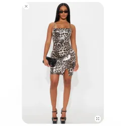 Vestido animal print de material
