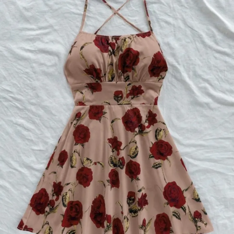 Vestido con estampado de rosas