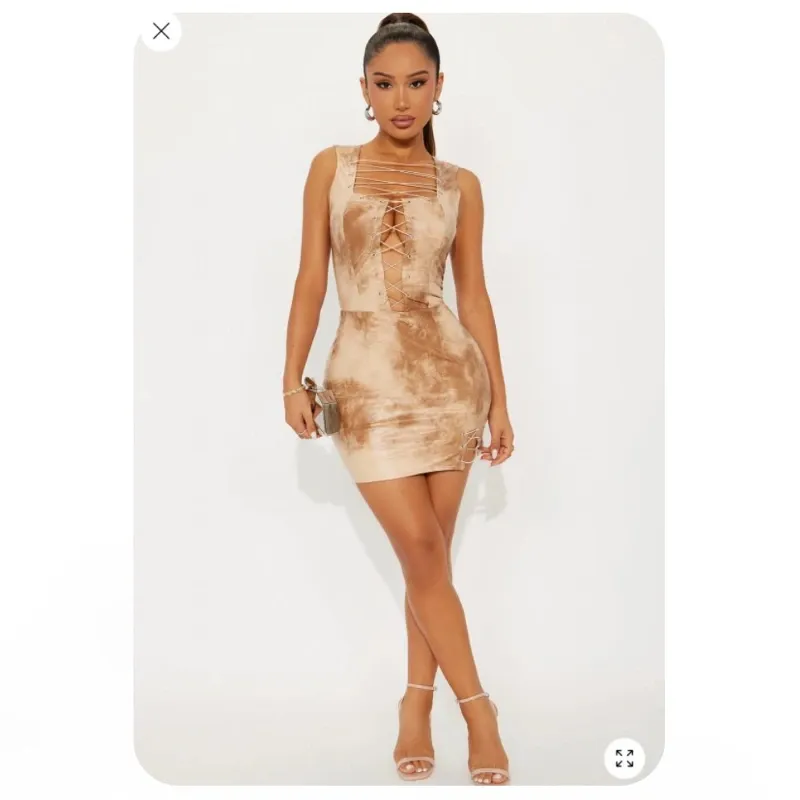 Vestido de material imitación de cuero