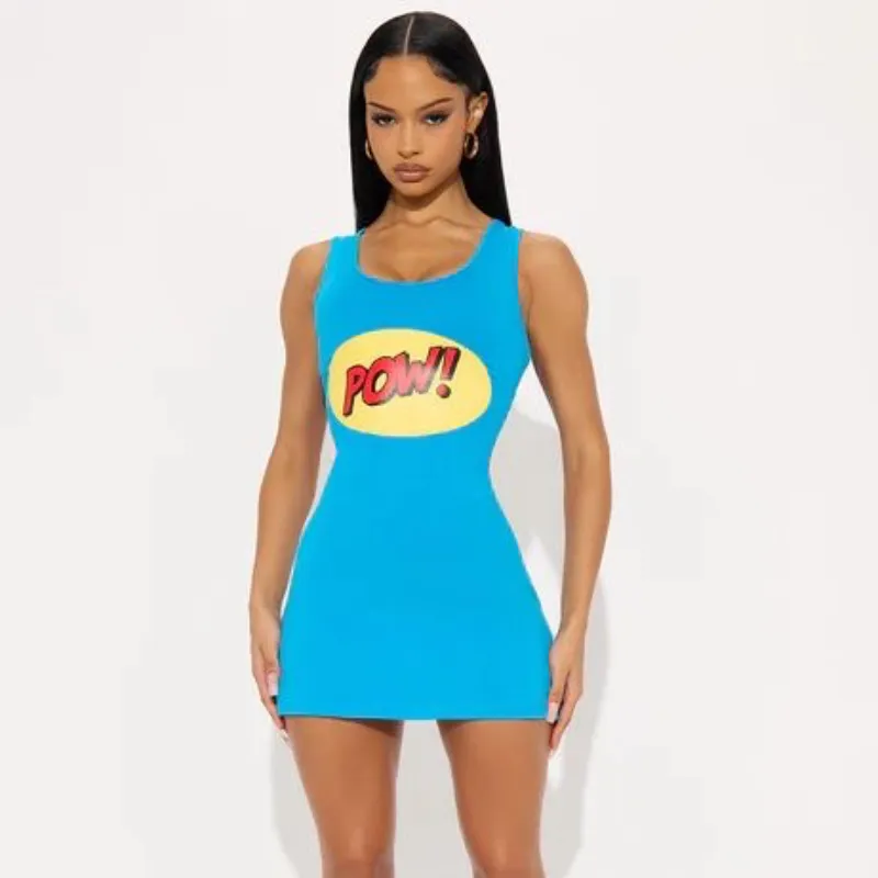 Vestido azul con gorro rojo