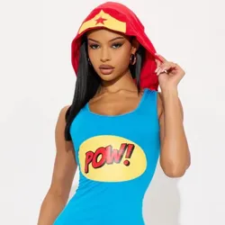 Vestido azul con gorro rojo