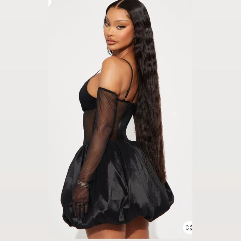Vestido negro bombacho con guantes