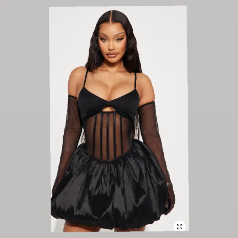Vestido negro bombacho con guantes