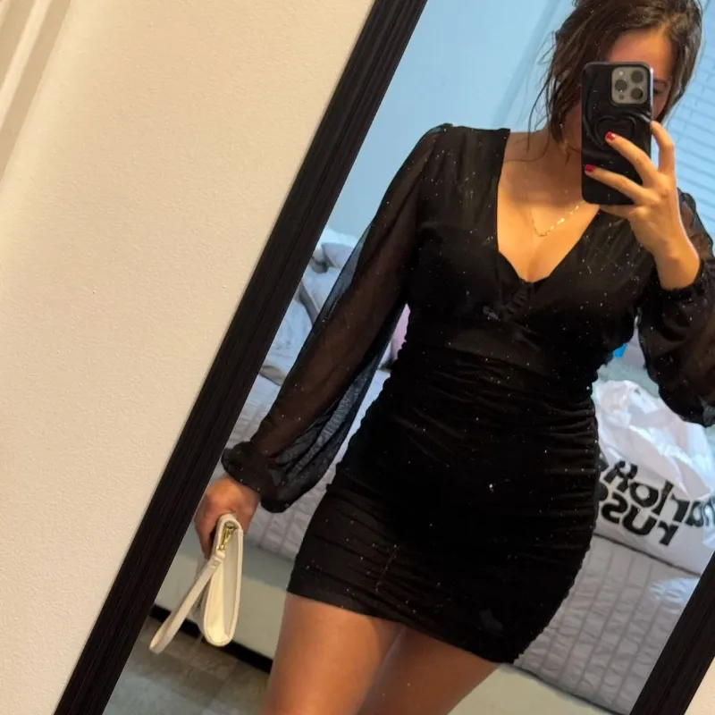 Vestido negro de mangas largas 