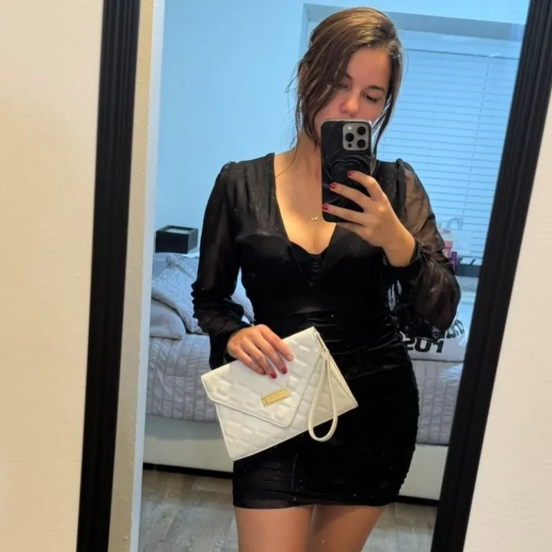 Vestido negro de mangas largas 