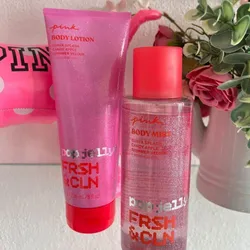 Victoria's Secret, con la fragancia "Guava Splash Candy Apple Shimmer Velour". 
