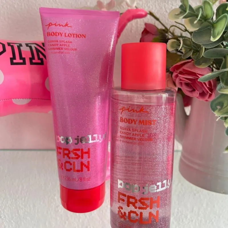 Victoria's Secret, con la fragancia "Guava Splash Candy Apple Shimmer Velour". 