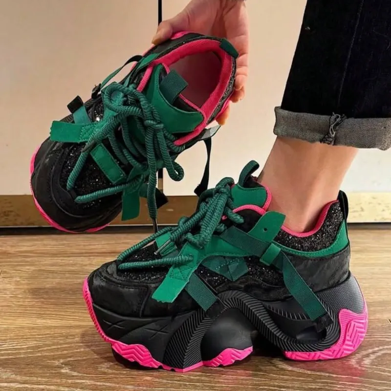 Zapatillas negras con detalles verdes y rosados