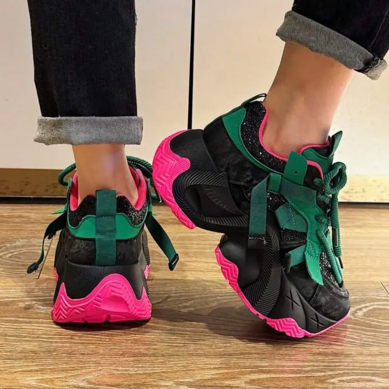 Zapatillas negras con detalles verdes y rosados