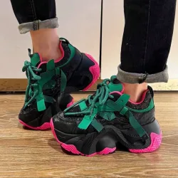 Zapatillas negras con detalles verdes y rosados