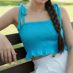 Blusa corta con hilo elástico y tirantes ajustables 