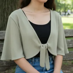 Bolero de mangas mariposa con nudo delantero