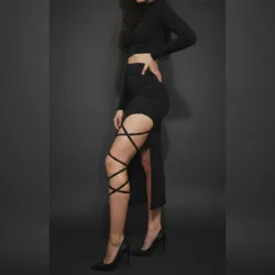 Conjunto de falda con abertura y blusa cuello tortuga