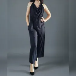 Enterizo escote drapeado con espalda descubierta y bolsillos