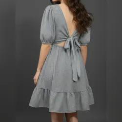 Vestido con lazo en la espalda, mangas globo y vuelo