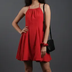 Vestido corto ajustable en el cuello y espalda