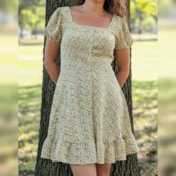 Vestido de escote cuadrado con mangas globo y botones