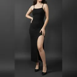 Vestido elastizado de tirantes con abertura en la pierna